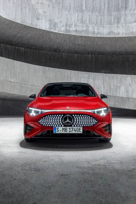 2025 Mercedes-Benz CLA Elektrikli, kırmızı gövde rengi ve yıldız desenli ön ızgarasıyla dikkat çekici bir tasarım sunuyor.