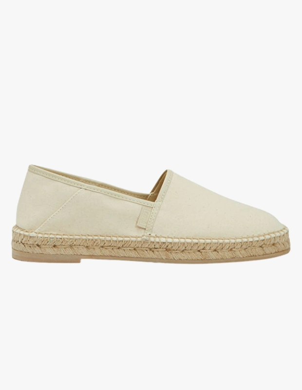 Ürün Cinsiyeti
Erkek

Ürün Tipi
Ayakkabı (Espadril)

Ürün Sezonsallığı
İlkbahar / Yaz

Ürün Çeşidi
Canvas Espadril

Ürün Özellikleri
Ami Paris krem erkek espadril, rahat ve şık bir yaz ayakkabısıdır. %100 pamuk kumaştan üretilen üst yüzeyi nefes alabilirlik ve hafiflik sağlar. Yuvarlak burun tasarımı ile klasik espadril silüeti korunur ve günlük kullanımda konfor sunar. Düz renk minimalist tasarım, casual kombinlere kolay uyum sağlar. Krem tonları, yaz gardırobunda nötr ama etkili bir stil oluşturmak isteyenler için ideal bir seçenek sunar.

Öne Çıkan Detaylar
• %100 pamuk üst yüzey
• Yuvarlak burun tasarım
• Düz krem renk
• İlkbahar / Yaz sezonu
• Casual stil için uygun

Kimler Kullanıyor?
Günlük, rahat ama şık ayakkabılar tercih eden erkekler tarafından seçilir. Hafif, nefes alabilen yapısıyla yaz mevsiminde konfor arayan ve sade tasarımları kombinlerinde kullanmayı sevenler için uygundur.

Krem renkli Ami Paris espadril, minimalist tasarımı ve hafif yapısıyla yaz sezonunun rahat ve stil sahibi parçalarından biridir.
