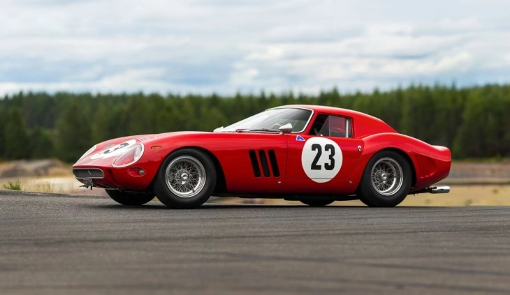 Kırmızı Ferrari 250 GTO, pistte yarış numarası 23 ile sergileniyor. Dünyanın en değerli klasik otomobillerinden biri olan 250 GTO’nun yan profilden görünümü.