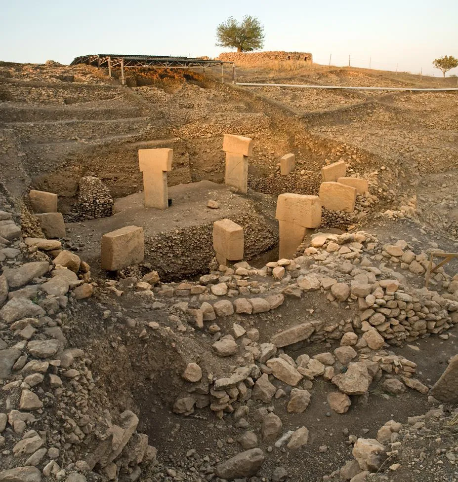 Göbeklitepe kazı alanında, dairesel yapılar içinde yükselen ve insanlık tarihinin en eski anıtsal mimarisine tanıklık eden T-şekilli dikilitaşlar, Türkiye'deki önemli bir UNESCO Dünya Mirası olarak geçmişin gizemli izlerini bugüne taşıyor.
