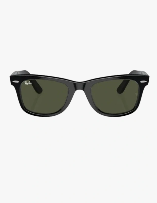 Ürün Cinsiyeti
Unisex

Ürün Tipi
Güneş Gözlüğü

Ürün Sezonsallığı
Dört Mevsim

Ürün Çeşidi
Kare Çerçeveli Unisex Güneş Gözlüğü

Ürün Özellikleri
Ray-Ban RB2140 901 50 modeli, markanın ikonik Wayfarer siluetini modern detaylarla buluşturan zamansız bir güneş gözlüğüdür. Parlak siyah asetat çerçevesi ve yeşil camlarıyla güçlü ve net bir duruş sunar. %100 UV koruma sağlayan camlar, güneş ışınlarına karşı yüksek güvenlik sağlarken günlük kullanımda göz konforunu destekler. Polarize veya degrade özelliği bulunmayan bu model, sade ve klasik bir görünüm arayanlar için idealdir. 50 mm ekartman ölçüsüyle yüz hatlarına dengeli bir uyum sağlar. Orijinal kutusu ve silme beziyle birlikte gönderilir.

Öne Çıkan Detaylar
• %100 UV korumalı yeşil camlar
• Parlak siyah kare formda çerçeve
• 50 mm ekartman ölçüsü
• Zamansız Ray-Ban Wayfarer tasarımı
• Günlük ve şehir stiline uygun yapı

Kimler Kullanıyor?
Klasik ama güçlü bir stil anlayışını benimseyen, sezon trendlerinden bağımsız parçaları tercih edenler için vazgeçilmez bir modeldir. Günlük kombinlerini net ve karakterli bir aksesuarla tamamlamak isteyen, hem kadın hem erkek kullanıcıların stiline kolayca uyum sağlar.

İkonik Wayfarer tasarımıyla öne çıkan Ray-Ban RB2140 901 50 güneş gözlüğü, %100 UV koruması ve zamansız siyah-yeşil kombinasyonu ile şehir stilinin güçlü tamamlayıcısıdır.

