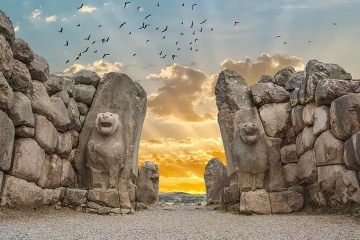 Hattuşa Antik Kenti’nde yer alan Aslanlı Kapı, gün batımında ihtişamlı bir manzara sunuyor, Hitit uygarlığının simgesi