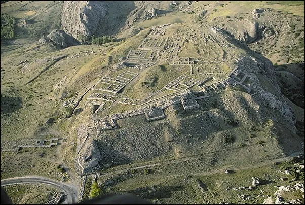 Hattuşa’nın kuşbakışı görünümü, Hititlerin başkenti olan bu UNESCO Dünya Mirası’ndaki antik yapı kalıntıları