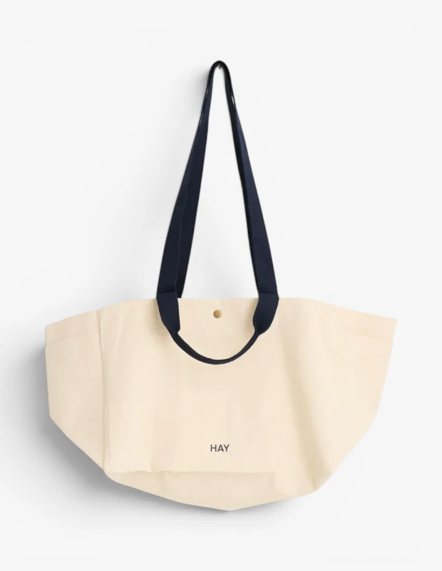 Marka Adı: HAY Design
Ürün Adı: HAY Design Unisex Weekend Bag Small
Ürün Cinsiyeti: Unisex
Ürün Tipi: Seyahat Çantası
Ürün Sezonsallığı: Yaz
Ürün Çeşidi: Plaj çantası, Tote çanta
Ürün Özellikleri: Dayanıklı, krem rengi kanvas veya pamuklu kumaştan üretilmiş bu geniş hafta sonu çantası, sade ve minimalist bir tasarıma sahiptir. Çantanın ön yüzünde HAY markasının logosu zarifçe yer alır. Koyu lacivert renkli, kalın dokuma omuz askıları çantaya şık bir kontrast katarken, tek çıtçıtlı kapama mekanizması kolay erişim ve eşyalarınız için pratik bir güvenlik sunar. Geniş tabanı sayesinde hacimli eşyaları rahatça taşıyabilir ve günlük kullanım veya kısa seyahatler için ideal bir form sunar.
Öne Çıkan Detaylar:
- Koyu lacivert renkli, dayanıklı dokuma omuz askıları.
- Geniş iç hacmi ve pratik tek çıtçıt kapama detayı.
- Ön yüzünde minimalist HAY marka logosu.
Kimler Kullanıyor?: Minimalist ve işlevsel tasarımları günlük yaşamına dahil etmeyi seven, hafta sonu kaçamakları, kısa seyahatler veya şehir içi aktiviteler için geniş ve pratik bir çanta arayanlar bu ürünü tercih edebilir. Plaj, spor salonu veya günlük alışveriş gibi çeşitli durumlarda eşyalarını rahat ve şık bir şekilde taşımak isteyen modern ve aktif bireyler için ideal bir aksesuardır.