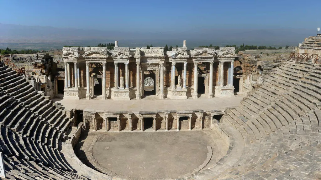 Hierapolis Antik Kenti’nde Roma dönemine ait görkemli tiyatro ve sahne binası