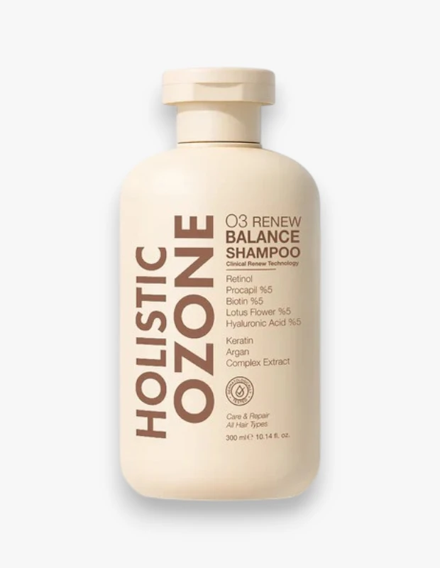 Açık bej renkli ve kapaklı şişesiyle Holistic Ozone O3 Renew Balance Şampuan, üzerinde Clinical Renew Technology ibaresiyle Retinol, Procapil, Biotin, Hyaluronik Asit, Keratin ve Argan gibi içeriklerini belirterek, tüm saç tipleri için bütünsel bakım ve onarım vaad eden 300 ml’lik hacmini gözler önüne seriyor.