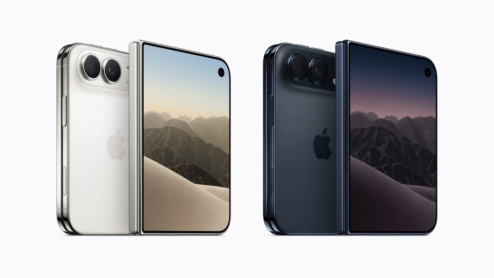 Beyaz ve koyu gri renklerdeki iki katlanir telefon, hafifçe açık konumda yan yana duruyor; her ikisinin de arka yüzünde Apple logosu ve çift kamera sistemi bulunurken, ekranlarında farklı zaman dilimlerinde dağlık manzaralar yer alıyor.
