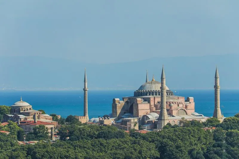 İstanbul Tarihi Yarımada ve Ayasofya’nın panoramik Boğaz manzarası – UNESCO Dünya Mirası