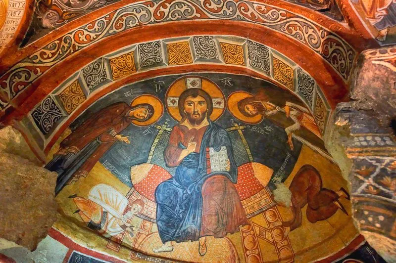 Göreme Açık Hava Müzesi’nde yer alan kaya kilisesindeki renkli freskler ve Bizans dönemine ait dini sahneler