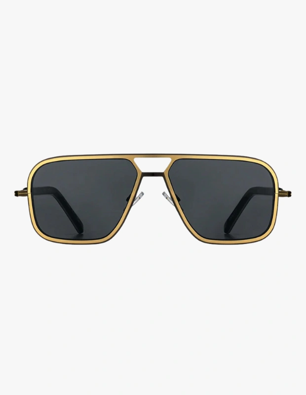 Ürün Cinsiyeti
Unisex
Ürün Tipi
Güneş Gözlüğü
Ürün Sezonsallığı
Dört Mevsim
Ürün Çeşidi
Metal Çerçeveli Güneş Gözlüğü
Ürün Özellikleri
Zarif çizgileri ve modern oranlarıyla öne çıkan Congleton güneş gözlüğü, hafif metal çerçevesiyle gün boyu konfor sunarken sofistike bir duruş yaratır. Asetat uçlu saplar, yüzle temas eden noktalarda ekstra rahatlık sağlarken dengeli bir oturuş sunar. Distorsiyon yapmayan lensleri %100 UVA/UVB koruma sağlayarak göz sağlığını destekler. İnce detayları ve sade tasarımıyla hem şehir hayatında hem de tatil kombinlerinde güçlü bir stil tamamlayıcısı olarak öne çıkar.
Öne Çıkan Detaylar
Hafif metal çerçeve
Asetat uçlu saplar
%100 UVA/UVB korumalı lensler
Distorsiyon yapmayan optik yapı
Gün boyu rahat kullanım
Özel gözlük kabı ve mikrofiber temizleme bezi dahil
Kimler Kullanıyor?
Minimal ama iddialı detayları seven, aksesuar seçiminde fonksiyon kadar estetiğe de önem verenler için tasarlanmıştır. Günlük stilini rafine dokunuşlarla güçlendirmeyi tercih eden, zamansız parçaları uzun süre kullanmayı seven herkesin gardırobuna uyum sağlar.
Modern metal çerçeveli güneş gözlüğü; %100 UV korumalı lens, hafif ve şık tasarım, asetat sap detaylarıyla günlük stil için ideal.