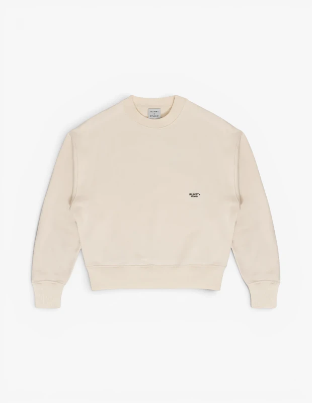 Marka Adı: Kunst Studio
Ürün Adı: Kunst Studio Unisex Oversize Heavyweight Ekru Sweatshirt
Ürün Cinsiyeti: Unisex
Ürün Tipi: Sweatshirt
Ürün Sezonsallığı: Mevsimlik
Ürün Çeşidi: Bisiklet Yaka Sweatshirt
Ürün Özellikleri: Bu Kunst Studio sweatshirt, rahat bir kesime ve bisiklet yaka tasarımına sahiptir. Kalın ve yumuşak dokulu kumaşı sayesinde serin havalarda ve klimalı ortamlarda konfor sağlarken, uzun kollu ve ribanalı manşetleri ile klasik bir duruş sergiler. Göğüs kısmında yer alan küçük, minimalist logo detayı ürünün şık ve sade estetiğini vurgular. Ekru rengi, farklı kombinlerle kolayca uyum sağlar.
Öne Çıkan Detaylar:
- Oversize ve rahat kesim
- Kalın dokulu, konforlu kumaş
- Minimalist logo detaylı ekru tasarım
Kimler Kullanıyor?: Gündelik stilinde konforu ve şıklığı bir arada arayan, zamansız ve çok yönlü parçaları tercih eden bireyler için idealdir. Seyahatlerde, şehir gezintilerinde veya serin yaz akşamlarında rahatlığından ödün vermeden stil sahibi olmak isteyen herkes bu sweatshirt'ü gardırobuna ekleyebilir.