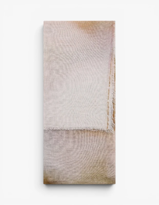 Marka Adı: Mango
Ürün Adı: Mango Keten Şal
Ürün Cinsiyeti: Unisex
Ürün Tipi: Şal
Ürün Sezonsallığı: Yaz
Ürün Çeşidi: Keten Şal
Ürün Özellikleri: Nefes alabilen, ince dokulu keten kumaştan üretilmiştir. Ürünün açık bej tonlarından başlayıp alt kısımlarına doğru hafif toprak tonlarına geçiş yapan degrade bir renk paleti mevcuttur. Doğal ve rahat bir görünüm sunan püsküllü kenar detaylarına sahiptir.
Öne Çıkan Detaylar:
- Nefes alabilen keten kumaş yapısı
- Açık bej ve toprak tonlarında degrade renk geçişleri
- Doğal görünümlü püsküllü kenar detayları
Kimler Kullanıyor?: Yaz tatillerinde, seyahatlerde veya günlük kullanımda hem şık hem de fonksiyonel bir aksesuar arayanlar için idealdir. Doğal kumaşları, rahat ve çok yönlü giyimi seven, plaj stilinden şehir kombinlerine kadar farklı ortamlara uyum sağlayabilecek zamansız parçalara değer veren herkes bu keten şalı tercih edebilir.