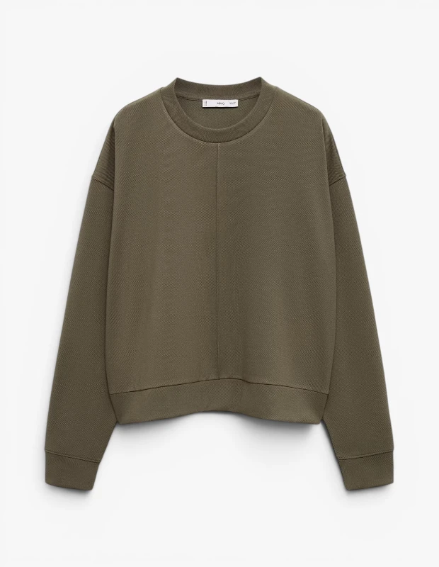 Marka Adı: Mango
Ürün Adı: Mango Dikiş Detaylı Sweatshirt
Ürün Cinsiyeti: Belirtilmemiş
Ürün Tipi: Sweatshirt
Ürün Sezonsallığı: Yaz (Seyahat/Geçiş)
Ürün Çeşidi: Oversize Sweatshirt
Ürün Özellikleri: Bu Mango sweatshirt, haki/zeytin yeşili rengi ve rahat kesimiyle öne çıkar. Yüzeyinde belirgin çapraz dokulu kumaşı, merkezi dikey dikiş detayıyla modern bir görünüm sunar. Bisiklet yaka, uzun kollu ve ribanalı manşetlerle biten tasarımı, konforlu bir kullanım sağlarken, bel kısmındaki ribanalı bitişiyle de modern ve hafifçe crop bir silüet oluşturur. Yumuşak kumaş yapısıyla uçak yolculukları ve serin yaz akşamları için idealdir.
Öne Çıkan Detaylar:
- Ön ortasında dikey dikiş detayı
- Çapraz dokulu kumaş yapısı
- Rahat ve oversize kesim
Kimler Kullanıyor?: Seyahatlerinde konfor ve şıklığı bir araya getirmeyi tercih eden, minimalist giyim tarzını benimsemiş, kapsül gardırop oluşturmayı seven ve değişen hava koşullarına uyum sağlayabilen pratik parçalara ihtiyaç duyan herkes bu rahat sweatshirtü kolayca kombinleyebilir.