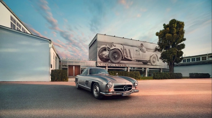 Mercedes-Benz 300SL Gullwing, martı kanadı kapılarıyla otomotiv tarihinin en ikonik klasik otomobillerinden biri. Mercedes-Benz Classic Center önünde sergilenen gümüş rengi 300SL.