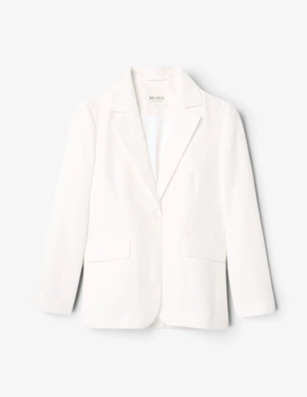 Marka Adı: Mudo
Ürün Adı: Mudo Kadın Keten Blazer
Ürün Cinsiyeti: Kadın
Ürün Tipi: Blazer
Ürün Sezonsallığı: Yaz
Ürün Çeşidi: Düz
Ürün Özellikleri: Beyaz renkte sunulan bu Mudo keten blazer, sıcak havalar için ideal, nefes alabilen ve hafif yapısıyla öne çıkar. Klasik kruvaze yakalı tasarımı ve tek düğmeli kapanışıyla zamansız bir şıklık sunar. Minimalist kesimi ve sade çizgileri sayesinde zahmetsizce stil sahibi bir görünüm yaratır. Ön kısmında iki adet kapaklı cebi bulunur ve yaz kombinlerinize ferah bir dokunuş katar.
Öne Çıkan Detaylar:
- Nefes alabilen hafif keten kumaş
- Tek düğmeli, sade ve klasik kesim
- Zamansız şıklık sunan beyaz renk
Kimler Kullanıyor?: Yaz aylarında dahi şıklığından ve profesyonel görünümünden ödün vermek istemeyenler, sıcak havada ferah ve konforlu giyim arayışında olanlar bu blazeri tercih edebilir. Ofis stilini hafifletmek, şehirde, tatilde veya yaz davetlerinde zahmetsizce elegan bir duruş sergilemek isteyen herkesin gardırobunda yerini bulacak zamansız bir parça. Modern minimalist çizgileri benimseyen ve çok yönlü kıyafetler arayan kişiler için idealdir.