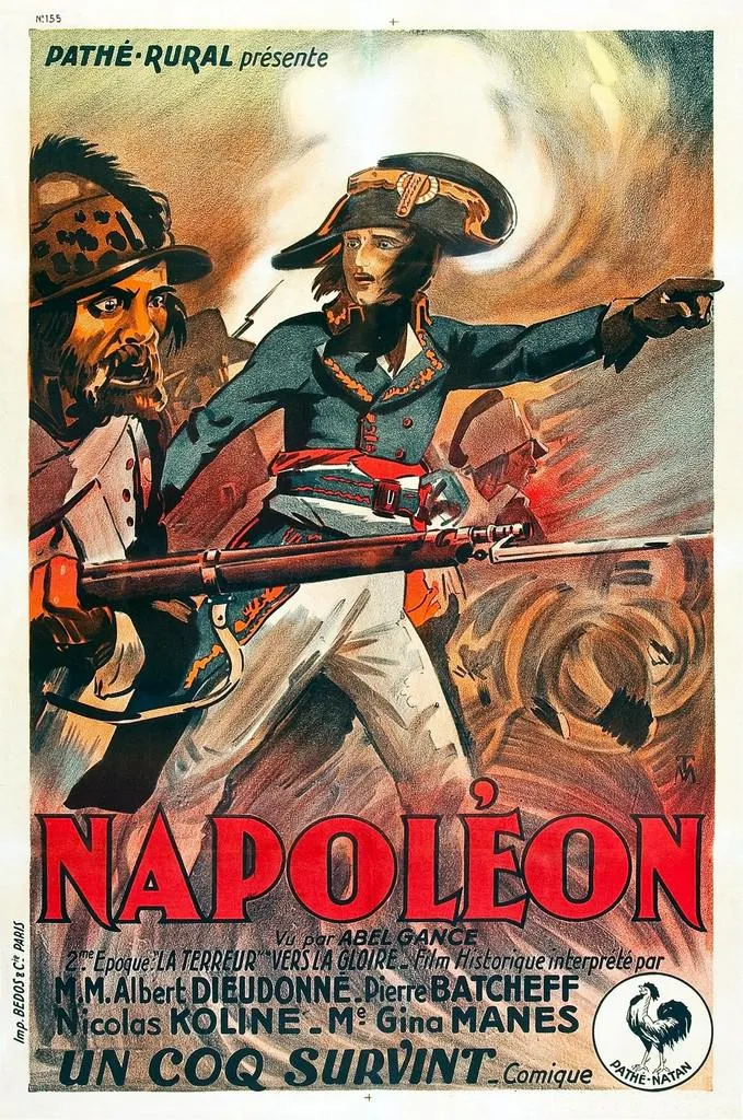 1927 yapımı Napolyon filminin orijinal afişi, bir eliyle ileri doğru kararlı bir şekilde işaret eden genç Napolyon'u, yanında tüfekli hiddetli bir askeri ve arka planda dumanlar içindeki bir savaş alanını dramatik ve renkli bir illüstrasyonla gözler önüne seriyor.