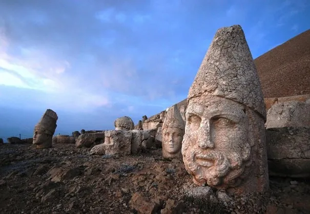 Nemrut Dağı’ndaki dev tanrı başları ve heykellerin gün doğumundaki etkileyici görünümü, Kommagene Krallığı kalıntıları