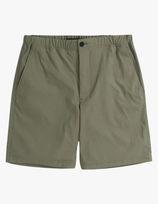 Ürün Cinsiyeti
Erkek

Ürün Tipi
Şort

Ürün Sezonsallığı
İlkbahar / Yaz

Ürün Çeşidi
Relaxed Fit Teknik Şort

Ürün Özellikleri
Norse Projects Ezra Solotex Şort, performans odaklı konforu günlük stil ile buluşturan modern bir tasarıma sahiptir. %100 Solotex® polyesterden üretilen esnek twill kumaşı, yay benzeri moleküler yapısı sayesinde üstün esneme ve hızlı form geri kazanımı sunar. Nefes alabilen yapısı PFC içermeyen DWR kaplama ile desteklenerek kuru ve rahat bir kullanım sağlar. Kırışmaya dayanıklı dokusu, gün boyu temiz ve düzenli bir görünüm sunarken; elastik ve kordonlu bel yapısı rahat bir uyum sağlar. Fermuarlı kapanış ve özenli iç detaylar, minimal ve fonksiyonel bir bitiş kazandırır.

Öne Çıkan Detaylar
• %100 Solotex® polyester esnek twill kumaş
• Nefes alabilen yapı ve PFC içermeyen DWR kaplama
• Kırışmaya dayanıklı, hızlı form geri kazanımı
• Relaxed fit kesim
• Elastik ve kordonlu bel
• Fermuarlı kapanış, zarif iç detaylar

Kimler Kullanıyor?
Rahat kesimi, teknik kumaşı ve sade tasarımıyla gün içinde hareket özgürlüğü arayan; şehir yaşamında, seyahatte ya da hafta sonu kombinlerinde konforu ön planda tutan erkeklerin gardırobuna kolayca uyum sağlar.

Solotex® esnek kumaşı ve nefes alabilen yapısıyla Norse Projects erkek şort, yaz aylarında konfor, dayanıklılık ve modern stili bir arada sunar.
