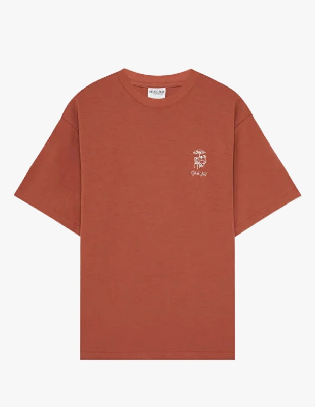 Ürün Cinsiyeti
Erkek

Ürün Tipi
T-shirt

Ürün Sezonsallığı
Dört Mevsim

Ürün Çeşidi
Bisiklet Yaka Baskılı T-shirt

Ürün Özellikleri
Selected imzalı bu kiremit renkli t-shirt, casual stile modern ve çevre duyarlı bir yaklaşım sunar. Örme yapıya sahip kumaşı; organik pamuk, geri dönüştürülmüş polyester ve elastomultiester karışımı sayesinde hem yumuşak hem de esnek bir kullanım sağlar. Gün boyu konfor sunan bu yapı, t-shirt’ün formunu korumasına ve hareket özgürlüğü sağlamasına yardımcı olur. Bisiklet yaka ve kısa kollu tasarımı, baskı detaylarıyla tamamlanarak sade ama karakterli bir görünüm yaratır. Standart kalıbı sayesinde vücuda oturmadan dengeli bir siluet sunar; jean, chino ya da şortlarla kolayca kombinlenebilir.

Öne Çıkan Detaylar
• Organik pamuk ve geri dönüştürülmüş polyester karışımı kumaş
• Esnek ve formunu koruyan örme yapı
• Bisiklet yaka, kısa kollu tasarım
• Baskılı yüzey ile modern görünüm
• Standart kalıp, rahat kullanım

Kimler Kullanıyor?
Günlük stilinde rahatlığı ve sürdürülebilir materyalleri önemseyen, sade parçalara grafik dokunuşlar eklemeyi seven erkekler için ideal bir seçimdir. Şehir yaşamında, hafta sonu kombinlerinde ya da casual ofis stilinde zahmetsiz bir şıklık sunar.

Organik pamuk ve geri dönüştürülmüş polyester karışımıyla üretilen Selected baskılı erkek t-shirt, konforu ve modern casual stili bir arada sunar.
