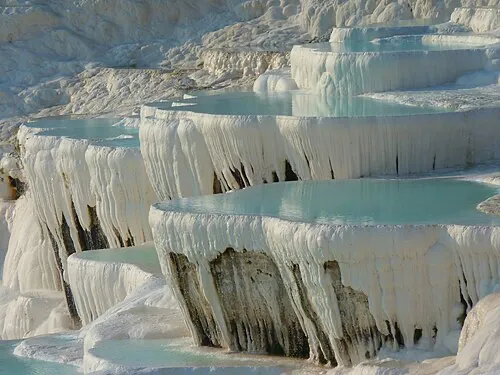 Pamukkale’nin UNESCO korumasındaki beyaz traverten terasları ve turkuaz suları