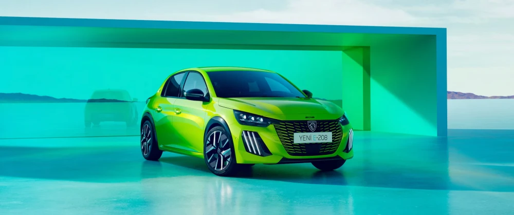 Parlak limon yeşili rengindeki Peugeot e-208 elektrikli B-hatchback otomobil, modern ve yansıtıcı zemine sahip teal renkli mimari öğelerle çevrili futuristik bir ortamda ön-sol açısından tüm dış mekan tasarımı detaylarıyla vurgulanıyor.