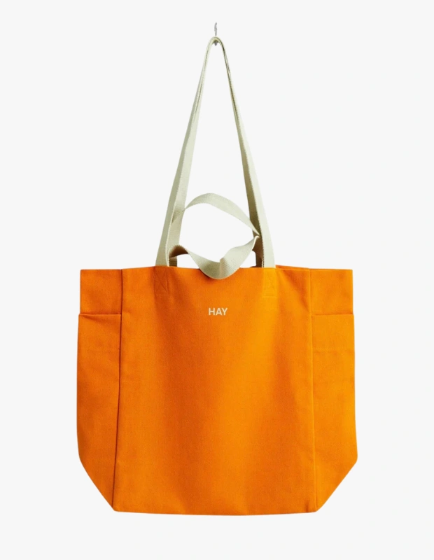 Ürün Cinsiyeti
Unisex

Ürün Tipi
Günlük Çanta

Ürün Sezonsallığı
Dört Mevsim

Ürün Çeşidi
Bez Tote Çanta

Ürün Özellikleri
HAY Design Everyday Tote Bag, kalın ve dayanıklı organik pamuk kumaşıyla günlük kullanımda uzun ömürlü ve pratik bir taşıma çözümü sunar. Dizüstü bilgisayardan kitaplara, günlük eşyalarından alışveriş ürünlerine kadar geniş bir kullanım alanı sağlar. İki farklı uzunlukta tasarlanan çift sap detayı sayesinde elde ya da omuzda rahatça taşınabilir. Sade formu, canlı renk seçenekleriyle birleşerek hem işlevsel hem de stil sahibi bir aksesuar ortaya koyar. Dengeli ölçüleriyle hacimli ama hantal olmayan bir kullanım sunar.

Öne Çıkan Detaylar
• Kalın ve dayanıklı organik pamuk kumaş
• Elde ve omuzda taşımaya uygun çift sap tasarımı
• Günlük kullanım için çok amaçlı yapı
• Canlı ve geniş renk seçenekleri
• Ölçüler: 38 x 30 x 14 cm
• Hafif ve katlanabilir form
• Üretim yeri: Çin

Kimler Kullanıyor?
Günlük hayatında pratikliği ön planda tutan, sade ama tasarım odaklı parçaları sevenler tarafından tercih edilir. Şehir yaşamında, ofiste, okulda ya da hafta sonu planlarında tek bir çantayla çok yönlü kullanım arayanlar için güçlü bir tamamlayıcıdır.

Organik pamuklu yapısı ve zamansız tasarımıyla HAY Design Everyday Tote Bag, günlük taşıma ihtiyaçlarını şık ve işlevsel bir formda buluşturur.
