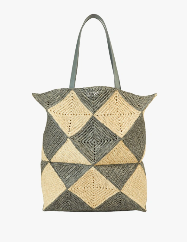 Ürün Cinsiyeti
Erkek

Ürün Tipi
Omuz / Günlük Çanta

Ürün Sezonsallığı
İlkbahar / Yaz

Ürün Çeşidi
Rafya Omuz Çantası

Ürün Özellikleri
Loewe x Paula’s Ibiza Puzzle XL erkek rafya çanta, doğal dokusu ve dikkat çekici deseniyle yaz stilini sofistike bir dokunuşla tamamlar. %80 rafya ve %20 dana derisi karışımıyla üretilen bu model, hafif ama dayanıklı yapısıyla günlük kullanıma uygundur. Deri garnili detaylar tasarıma lüks bir hava katarken omuz askısı sayesinde rahat taşınır. 30×35 cm ölçüleri; günlük gereçlerinizi, cüzdan, telefon, güneş gözlüğü gibi eşyalarınızı kolayca organize etmenize imkân tanır. Paula’s Ibiza işbirliğinin yaratıcı estetiğini taşıyan desenli yüzey, sade yaz kombinlerine karakter katar.

Öne Çıkan Detaylar
• %80 rafya, %20 dana derisi
• Omuz askılı taşınabilir yapı
• Deri garnili detaylar
• Desenli yüzey tasarımı
• Boyut: 30 x 35 cm
• 2026 İlkbahar / Yaz sezon ürünü

Kimler Kullanıyor?
Yaz stilinde doğal, hafif ve aynı zamanda premium detaylara sahip aksesuarlar tercih eden erkekler tarafından seçilir. Günlük şehir yaşamında, hafta sonu etkinliklerinde ya da tatil kombinlerinde rahat ve karakterli bir stil yaratmak isteyenler için ideal bir seçimdir.

Loewe x Paula’s Ibiza Puzzle XL rafya çanta, doğal malzemeleri ve desenli dokusuyla yaz kombinlerinin öne çıkan parçası olarak öne çıkar.
