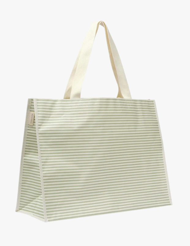 Ürün Cinsiyeti
Unisex

Ürün Tipi
Plaj Çantası

Ürün Sezonsallığı
İlkbahar / Yaz

Ürün Çeşidi
Carryall Plaj & Havuz Çantası

Ürün Özellikleri
Sunnylife Carryall Beach Bag – La Palma, yaz günlerinde plaj ve havuz kullanımına özel olarak tasarlanmış hafif, dayanıklı ve fonksiyonel bir çantadır. Örgü polipropilen (PP) materyali sayesinde suya ve kuma karşı dayanıklılık sunarken, nefes alabilen yapısı ıslak eşyaların kolayca kurumasına yardımcı olur. 7 kg’a kadar taşıma kapasitesiyle havlu, güneş kremi, kitap ve kişisel eşyalar için geniş bir alan sağlar. Çift kat pamuk askıları omuzda konforlu bir taşıma sunarken, çıkarılabilir fermuarlı iç bölme küçük eşyaları düzenli tutmayı kolaylaştırır. Tabanındaki drenaj delikleri, suyun ve kumun dışarı atılmasını sağlayarak pratik bir kullanım deneyimi sunar. Katlanabilir yapısıyla kullanılmadığında az yer kaplar.

Öne Çıkan Detaylar
• Su geçirmez, hafif ve dayanıklı örgü PP materyal
• 7 kg / 15 lbs taşıma kapasitesi
• Çift kat pamuk askılar
• Çıkarılabilir fermuarlı iç bölme
• Kum ve su tahliyesi için drenaj delikleri
• Katlanabilir, yer kaplamayan tasarım
• Ölçüler: 58 x 22 x 43 cm
• Ağırlık: 0,57 kg

Kimler Kullanıyor?
Plaj ve havuz günlerinde düzenli, pratik ve zahmetsiz bir çanta arayan; yaz stilinde fonksiyonellikten ödün vermek istemeyen herkes için ideal bir seçimdir. Tatilde, hafta sonu kaçamaklarında ya da yazlık yaşam temposunda hafifliği ve kullanışlılığıyla öne çıkar.

Yaz için tasarlanan Sunnylife Carryall plaj çantası, suya dayanıklı hafif yapısı, geniş iç hacmi ve katlanabilir tasarımıyla plaj ve havuz günlerinde konforlu taşıma sunar.