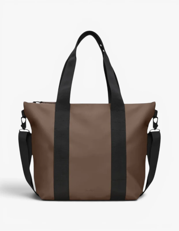 Marka Adı: Rains
Ürün Adı: Rains Tote Bag Mini Omuz Çantası Kahverengi
Ürün Cinsiyeti: Unisex
Ürün Tipi: Tote Çanta, Omuz Çantası
Ürün Sezonsallığı: Dört Mevsim
Ürün Çeşidi: Günlük Çanta, Seyahat Çantası, Su Geçirmez Çanta
Ürün Özellikleri: Bu Rains markalı tote çanta, mat kahverengi tonunda suya dayanıklı bir malzemeden üretilmiştir. Minimalist ve modern tasarımıyla öne çıkan çanta, eşyaları güvenle taşımak için üstten fermuarlı ana bölmeye sahiptir. Çift siyah dokuma taşıma sapının yanı sıra, çıkarılabilir ve ayarlanabilir siyah dokuma omuz askısı sayesinde farklı kullanım seçenekleri sunar. Günlük kullanım ve seyahatler için ideal, kompakt ve işlevsel bir aksesuardır.
Öne Çıkan Detaylar:
- Suya dayanıklı mat kahverengi dış yüzey.
- Çift taşıma sapı ve ayarlanabilir omuz askısı ile çok yönlü kullanım.
- Fermuarlı ana bölme ile güvenli ve pratik saklama alanı.
Kimler Kullanıyor?: Bu çanta, modern ve minimalist estetiği benimseyen, günlük yaşamda ve seyahatlerinde şıklık ile işlevselliği bir arada arayan bireyler için tasarlandı. Şehir içi kullanımdan kısa kaçamaklara kadar her anında eşyalarını düzenli ve güvenli taşımayı tercih eden, aynı zamanda kombinlerine çağdaş bir dokunuş katmak isteyen herkesin favorisi olmaya aday.