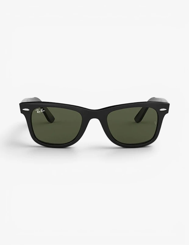 Marka Adı: Ray-Ban
Ürün Adı: Ray-Ban Unisex Wayfarer Güneş Gözlüğü
Ürün Cinsiyeti: Unisex
Ürün Tipi: Güneş Gözlüğü
Ürün Sezonsallığı: Yaz
Ürün Çeşidi: Wayfarer
Ürün Özellikleri: Bu Ray-Ban Wayfarer güneş gözlüğü, ikonik ve zamansız tasarımıyla öne çıkar. Kalın, parlak siyah asetat çerçeveye sahip olan model, koyu yeşil camlarla tamamlanmıştır. Köşeli ve karakterli çerçevesi, her yüz tipine uyum sağlayan klasik bir silüet sunar. Saplarında Ray-Ban logosu ve belirgin metal nokta detayları bulunan bu gözlük, hem dayanıklılığı hem de stil sahibi duruşuyla dikkat çekerken, güneşin zararlı ışınlarına karşı etkili koruma sağlar. Modern ve klasik estetiği bir araya getiren yapısıyla her kombine zahmetsizce uyum sağlar.
Öne Çıkan Detaylar:
- İkonik ve zamansız Wayfarer tasarımına sahip parlak siyah asetat çerçeve
- Koyu yeşil renkte, güneşin zararlı ışınlarına karşı koruma sağlayan camlar
- Saplarda yer alan karakteristik gümüş renkli metal nokta detayları ve Ray-Ban logosu
Kimler Kullanıyor?: Güneş gözlüğünde klasikleşmiş bir tarzı ve modern bir duruşu bir arada arayanlar, stil sahibi ve kendinden emin görünümleri tercih edenler bu ürünü rahatlıkla kullanabilir. Tatillerde, şehir gezilerinde, plajda veya günlük kullanımda görünümüne güçlü bir dokunuş katmak isteyen, zamansız parçalara yatırım yapmayı seven herkes için idealdir. Konfor ve şıklığı önemseyen, aksesuarlarıyla kişisel tarzını yansıtan bireylerin beğenisini toplayacaktır.