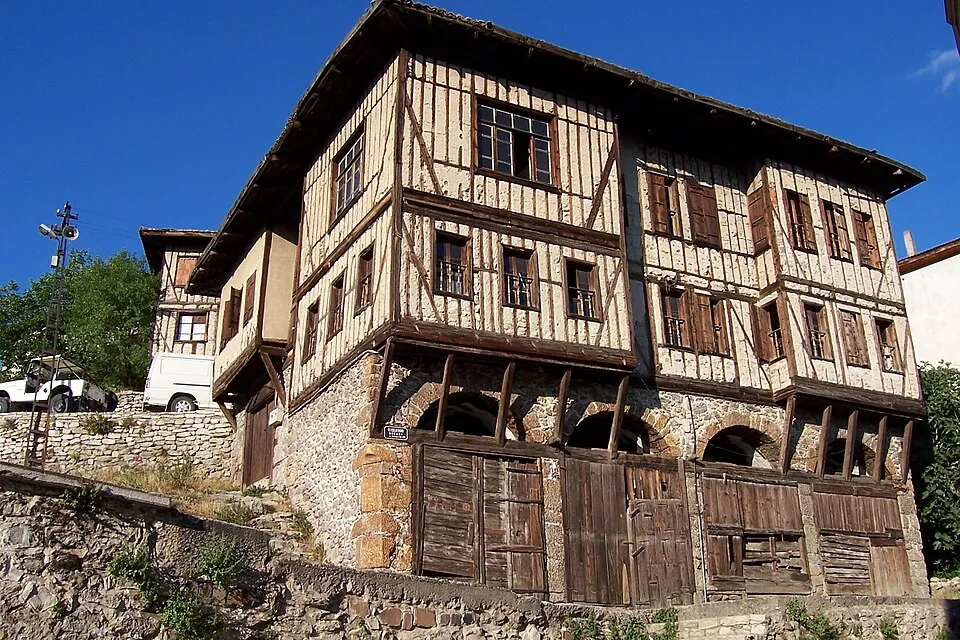 Safranbolu’da geleneksel ahşap işçiliğiyle inşa edilmiş iki katlı Osmanlı konağı