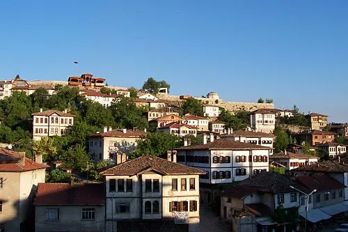 Safranbolu’nun tarihi dokusunu yansıtan Osmanlı konakları ve taş sokaklarıyla genel şehir manzarası