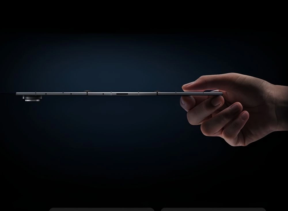 Karanlık, gradyan bir arka plan üzerinde, bir elin yan profilinden tuttuğu Samsung Galaxy Z serisi üçlü katlanabilir akıllı telefonun ince ve zarif yapısı, solda belirgin kamera modülü ve katlanma noktalarıyla net bir şekilde görülüyor.