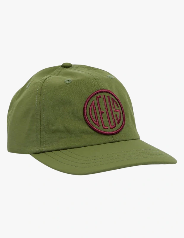 Ürün Cinsiyeti
Unisex

Ürün Tipi
Şapka

Ürün Sezonsallığı
Dört Mevsim

Ürün Çeşidi
Logo Detaylı Baseball Cap

Ürün Özellikleri
Deus Ex Machina Pill Logo Cap, markanın rahat ve fonksiyonel stil anlayışını günlük kullanıma uyarlayan zamansız bir tasarım sunar. Altı panelli yapısı ve yumuşak eğimli vizörüyle konforlu bir duruş sağlarken, dayanıklı Nylon Ottoman kumaşı hafiflik ve uzun ömürlü kullanım vadeder. Ön yüzde yer alan kabartmalı nakışlı logo, tasarıma karakter kazandırırken arka kısımdaki dokuma etiket kalite odaklı yaklaşımı tamamlar. Günlük kombinlere zahmetsizce uyum sağlayan bu şapka, şehir hayatından açık hava aktivitelerine kadar geniş bir kullanım alanı sunar.

Öne Çıkan Detaylar
• Altı panelli klasik cap formu
• Yumuşak eğimli vizör
• Kabartmalı nakışlı ön logo
• Arka kısımda dokuma marka etiketi
• Dayanıklı ve hafif Nylon Ottoman kumaş
• Günlük kullanıma uygun unisex tasarım

Kimler Kullanıyor?
Rahat stilini küçük ama güçlü detaylarla tamamlamayı seven, günlük giyimde fonksiyonellik kadar karakterli tasarımlara da önem veren herkes için ideal bir seçimdir.

Deus Ex Machina Pill Logo Cap, sade formu ve ikonik logosuyla günlük stilinize güçlü ama zahmetsiz bir dokunuş katar.
