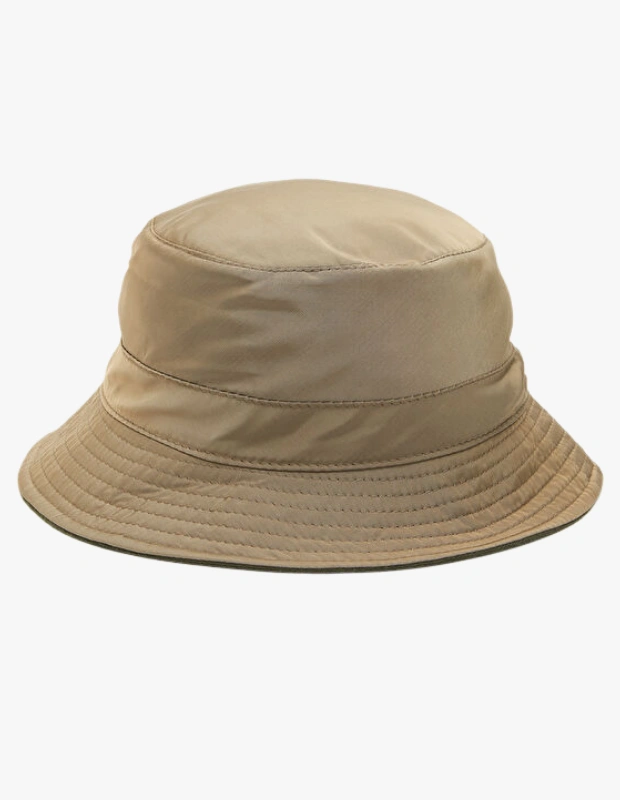 Ürün Cinsiyeti
Unisex

Ürün Tipi
Şapka

Ürün Sezonsallığı
İlkbahar / Yaz

Ürün Çeşidi
Bucket (Kova) Şapka

Ürün Özellikleri
Grevi haki erkek bucket şapka, %60 pamuk ve %40 poliamid karışımlı kumaştan üretilmiş, rahat ve fonksiyonel bir başlık tasarımıdır. Klasik bucket formu ve hafif yapısıyla sıcak havalarda ferah bir kullanım sağlar. Pamuk içeriği konfor ve yumuşak dokunuş sunarken, poliamid dayanıklılığı artırır. Minimal ve sade tasarımı sayesinde günlük casual kombinlerle kolay uyum yakalar. Her yaştan kullanıcıya hitap eden bu model, sokak stilinden açık hava aktivitelerine kadar geniş bir kullanım alanı sunar.

Öne Çıkan Detaylar
• %60 pamuk, %40 poliamid karışımlı kumaş
• Hafif ve konforlu yapı
• Casual ve günlük kombinlerle uyumlu
• Zamansız bucket şapka tasarımı
• İlkbahar / Yaz sezonu ürünü

Kimler Kullanıyor?
Günlük stilinde sade ama etkili aksesuarlar kullanmayı tercih edenler tarafından seçilir. Sıcak havalarda konforlu ve fonksiyonel bir başlık arayan, minimalist tasarımları gardırobunda görmek isteyen herkes için uygun bir seçenektir.

Haki renkli bucket şapka, hafif yapısı ve sade tasarımıyla yaz kombinlerini tamamlayan fonksiyonel bir aksesuardır.
