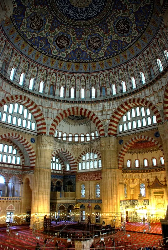 Selimiye Camii’nin kubbesi ve iç mekân süslemeleri, İznik çinileri ve kemer detaylarıyla