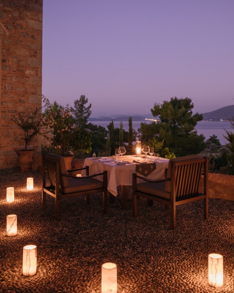 Aman Residences Bodrum'un deniz manzaralı romantik yemek masası.