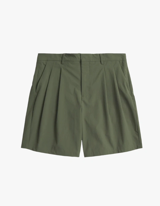Ürün Cinsiyeti
Erkek

Ürün Tipi
Şort

Ürün Sezonsallığı
İlkbahar / Yaz

Ürün Çeşidi
Performans Odaklı Erkek Şort

Ürün Özellikleri
Norse Projects Benn Travel Light Şort, hafifliği ve fonksiyonelliği bir araya getiren performans odaklı yapısıyla günlük kullanım ve seyahatler için tasarlanmıştır. Dört yönde esneyen, hızlı kuruyan ve nefes alabilen teknik kumaşı sayesinde gün boyu hareket özgürlüğü sunar. Çift pile detayı ve relaxed fit kesimi modern, zahmetsiz bir siluet yaratırken; kısmen elastik bel bandı konforu artırır. Fermuarlı ön kapama, french-fly detayı ve iç kısımdaki özenli işçilik, fonksiyonel tasarımı rafine bir görünümle tamamlar.

Öne Çıkan Detaylar
• %62 poliamid, %28 pamuk, %10 poliüretan karışımı performans kumaşı
• Hafif, hızlı kuruyan ve dört yöne esneyen yapı
• Rahat (relaxed fit) kesim
• Çift pile detayı
• Kısmen elastik bel bandı
• Fermuarlı ön kapama ve french-fly detay
• Üretim yeri: Çin

Kimler Kullanıyor?
Konforlu ama özenli bir stil arayan, şehir temposunda, seyahatlerde ya da günlük yaz kombinlerinde fonksiyonelliği önemseyenler tarafından tercih edilir. Hareket özgürlüğü sunan yapısı ve sade tasarımıyla sportif şıklığı benimseyenlere hitap eder.

Hafif ve esnek performans kumaşıyla Benn Travel Light erkek şort, yaz aylarında konforu modern bir stil anlayışıyla buluşturur.
