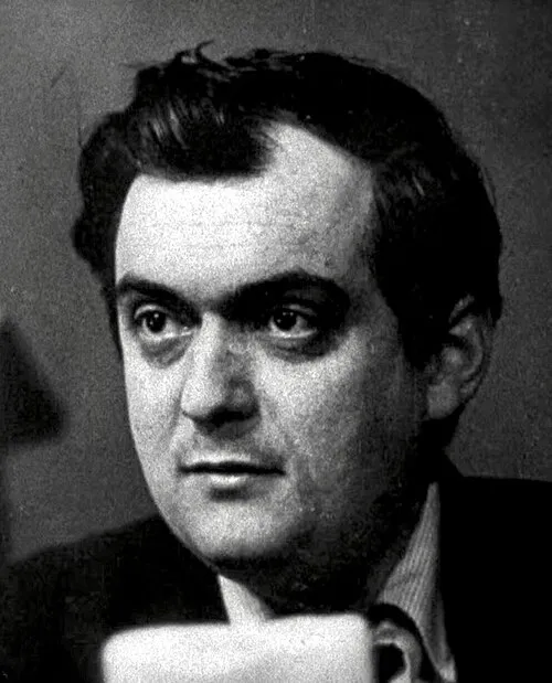 Siyah beyaz yakından çekilmiş bu karede, sinema dünyasına yön veren usta yönetmen Stanley Kubrick'in dalgalı koyu saçları, belirgin gözaltı torbalarıyla dikkat çeken derin bakışları ve hafifçe aralık dudaklarıyla düşünceli ifadesi, efsanevi filmleriyle özdeşleşen duruşunu yansıtıyor.
