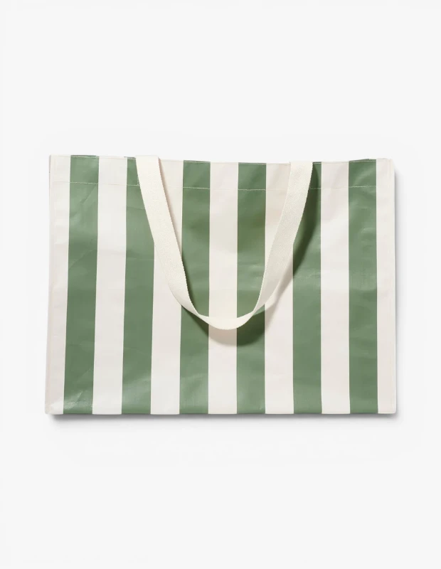 Marka Adı: Sunnylife
Ürün Adı: Sunnylife Carryall Plaj Çantası
Ürün Cinsiyeti: Unisex
Ürün Tipi: Plaj Çantası
Ürün Sezonsallığı: Yaz
Ürün Çeşidi: Çanta
Ürün Özellikleri: Yeşil ve beyaz dikey çizgili desene sahip, geniş hacimli ve çok yönlü bir tote çantadır. Hafif yapısıyla kolay taşınabilirlik sunan ürün, krem rengi dokuma saplarıyla konforlu bir kullanım vadeder. Muhtemelen suya dayanıklı veya kolay temizlenebilir bir malzemeden üretilmiş olup, plaj ve günlük kullanım için idealdir.
Öne Çıkan Detaylar:
- Geniş iç hacmiyle plaj eşyalarını rahatça taşır
- Canlı yeşil ve beyaz çizgili modern tasarım
- Hafif ve dayanıklı yapısıyla uzun ömürlü kullanım
Kimler Kullanıyor?: Yaz tatilinin keyfini doyasıya çıkarmak isteyenler, plajda, şehirde veya günlük aktivitelerinde hem şık hem de fonksiyonel bir çanta arayanlar için idealdir. Bavulunda pratik ve çok yönlü parçalara yer veren, stil sahibi ve rahatlığı ön planda tutan bireyler bu çantayı tercih edebilir.