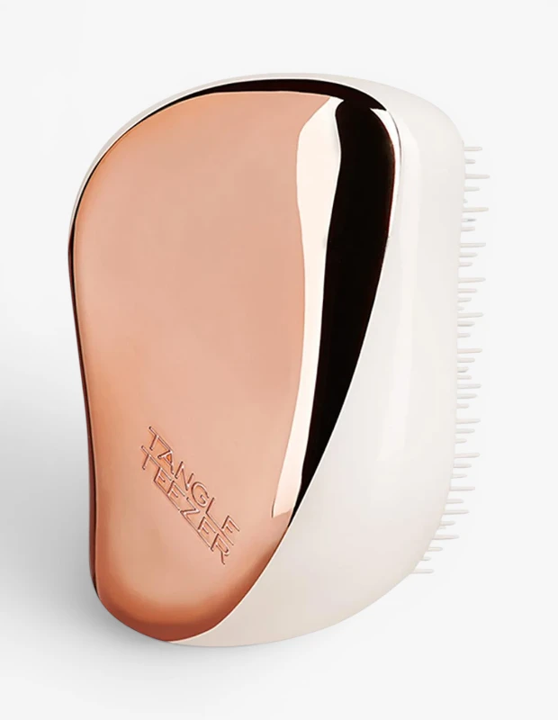 Marka Adı: Tangle Teezer
Ürün Adı: Tangle Teezer Unisex Kompakt Saç Fırçası
Ürün Cinsiyeti: Unisex
Ürün Tipi: Saç Fırçası
Ürün Sezonsallığı: Yaz
Ürün Çeşidi: Seyahat Boyu/Kompakt
Ürün Özellikleri: Tangle Teezer Kompakt Saç Fırçası, dolaşmış saçları nazikçe açmak ve pürüzsüzleştirmek için tasarlanmış ergonomik ve avuç içi boyutunda bir üründür. Beyaz gövdesi ile modern bir çizgiye sahip olan fırça, metalik gül altın rengindeki çıkarılabilir koruyucu kapağı sayesinde fırça dişlerini koruyarak çantada hijyenik ve kolay taşınabilirlik sunar. Özel olarak geliştirilmiş esnek plastik dişleri, saçları kırmadan ve çekmeden kolayca tarar, hem kuru hem de ıslak saçlarda etkili kullanım sağlar. Şık tasarımı ve dayanıklı plastik yapısıyla günlük kullanıma ve seyahatlere uygundur.
Öne Çıkan Detaylar:
- Kompakt ve ergonomik avuç içi boyutunda tasarım
- Saçları kırmadan ve çekmeden nazikçe tarayan esnek dişler
- Fırça dişlerini koruyan şık metalik gül altın rengi kapak
Kimler Kullanıyor?: Saç bakımına özen gösteren, dolaşık saçlarını nazikçe ve kolayca açmak isteyen herkes için idealdir. Pratikliği ve şık görünümü bir arada arayan, özellikle seyahat eden veya günlük çantasında her an elinin altında bir saç fırçası bulundurmayı tercih eden bireyler bu ürünü severek kullanabilir. Hızlı ve etkili bir tarama deneyimi arayan, saç tipine bakılmaksızın pürüzsüz sonuçlar elde etmek isteyenlerin vazgeçilmezi olabilir.