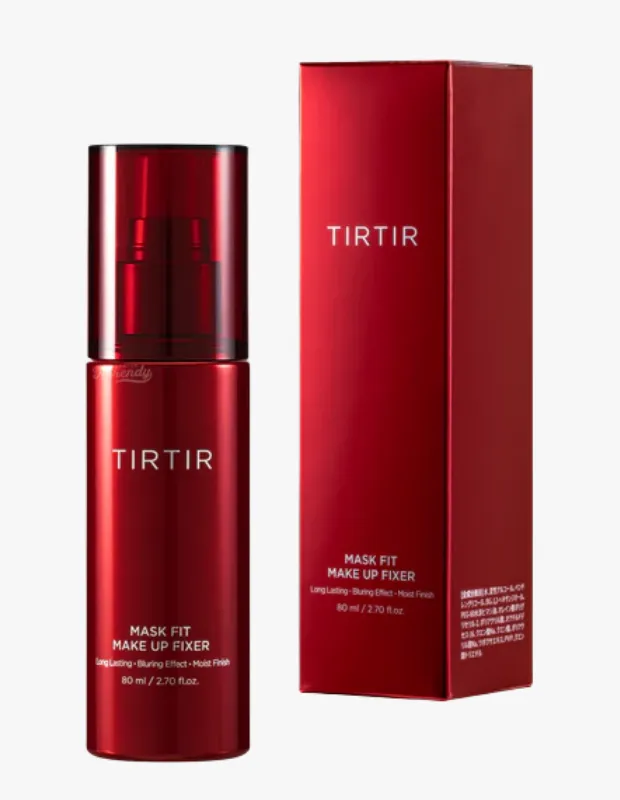 Parlak kırmızı renkteki TIRTIR Mask Fit Make Up Fixer sprey şişesi ve uyumlu dikdörtgen kutusu, Z Kuşağı gelinlerinin kendi elleriyle yaptığı gelin makyajının kalıcılığını sağlamak için önerilen bir ürün olarak, makyajı sabitleme trendini vurguluyor.