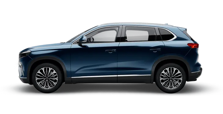 Karanlık bir arka plan üzerinde, zarif ve aerodinamik hatlarıyla öne çıkan, dinamik ve modern dış mekan tasarımına sahip koyu mavi Togg T10X V1 RWD standart menzil elektrikli SUV aracın sol yandan çekilmiş, detayları belirgin bir profil fotoğrafı.