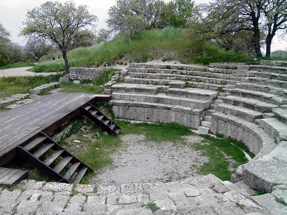 Troia Antik Kenti’nde restore edilmiş küçük tiyatro sahnesi ve yarım daire biçimli oturma alanı