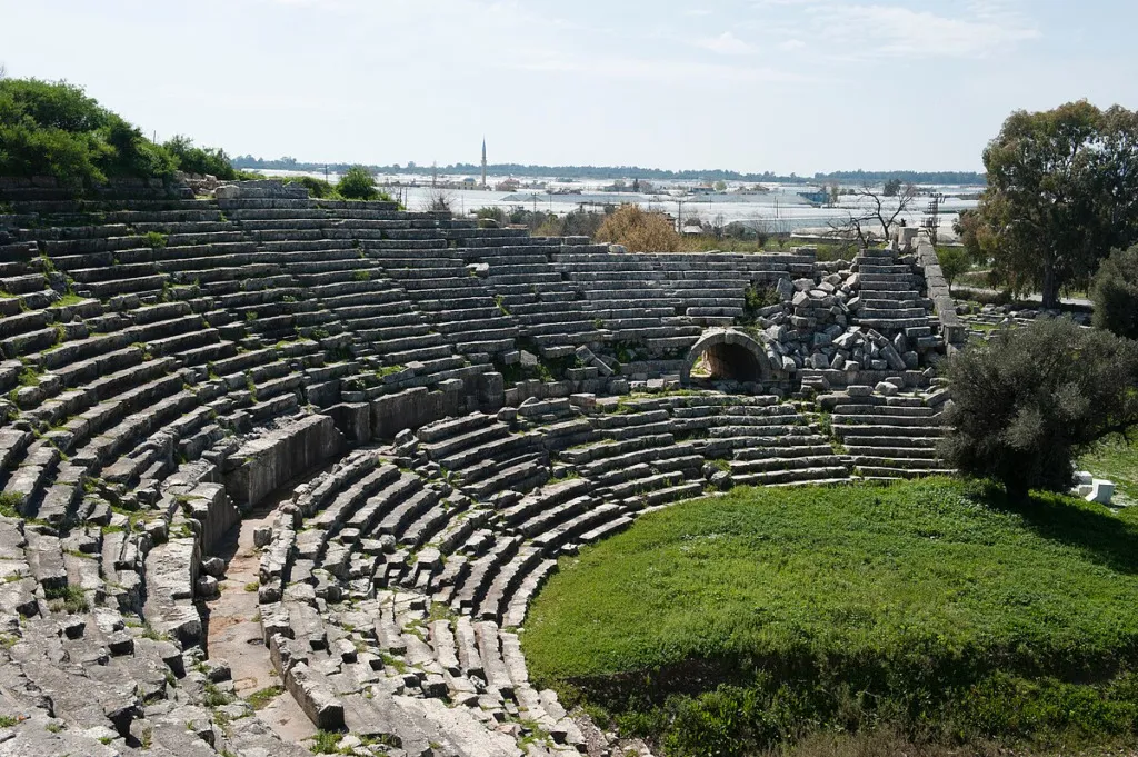 Xanthos Antik Kenti’nde iyi korunmuş taş oturma sıralarıyla antik tiyatro