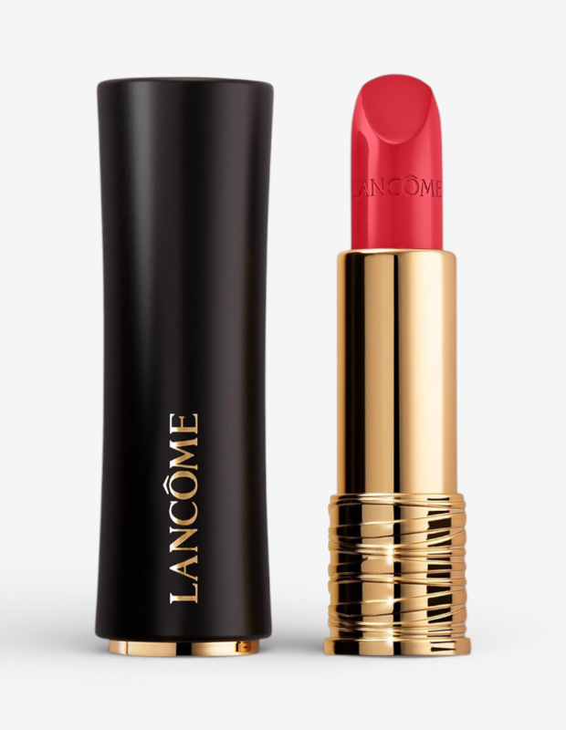 Ürün Cinsiyeti
Kadın
Ürün Tipi
Ruj / Dudak Makyajı
Ürün Sezonsallığı
Dört Mevsim
Ürün Çeşidi
Kremsi Nemlendirici Ruj – Lancôme L'Absolu Rouge Cream 347
Ürün Özellikleri
Lancôme L'Absolu Rouge Cream 347 krem yapılı ruj, dudaklara zengin renk pigmenti ve uzun süreli konfor sağlayan lüks bir makyaj ürünüdür. Kremsi dokusu dudaklara kolayca uygulanır, pürüzsüz ve canlı bir renk sunar. Nemlendirici formülü, %30 gül balsamı ve hyaluronik asit gibi bileşenler ile dudakları nemlendirir, besler ve yumuşak bir his bırakır; bu sayede gün boyu rahatlık hissi sağlar. Ruj, bulaşmaya dayanıklı yapısı sayesinde sabit renkle kalır ve çizgilere yayılmadan temiz bir hat verir. Canlı kırmızı-tonu olan 347 “Le Baiser” rengi, klasik ve çekici bir görünüm sunar.
Öne Çıkan Detaylar
Kremsi bitişli, zengin renk pigmenti
%30 gül balsamı ve hyaluronik asit ile nemlendirici formül
Uzun süreli konfor ve rahat kullanım (18 saate kadar)
Bulaşmaya dayanıklı yapı
Kırmızı ton “Le Baiser” rengi
Kimler Kullanıyor?
Hem günlük makyajda hem özel gün kombinlerinde klasik ve feminen bir dudak rengi arayanlar için ideal. Nemlendirici özelliği sayesinde dudak kuruluğu yaşayanlar için uygun olup, konfor ve lüksü bir arada sunmak isteyenlerin tercihidir. Kırmızı tonlardaki ruj ile zarif ve etkileyici bir ifade oluşturmak isteyenlerin stiline kolayca uyum sağlar.
Lancôme L'Absolu Rouge Cream 347 krem ruj; pürüzsüz renk, nemlendirici bakım ve uzun süreli konfor ile dudak makyajını tamamlar.