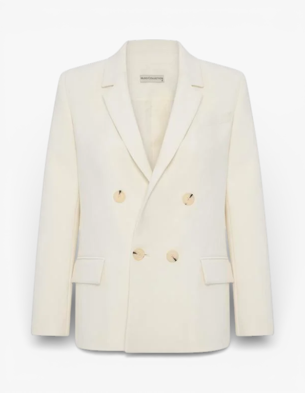 Ürün Cinsiyeti
Kadın
Ürün Tipi
Ceket
Ürün Sezonsallığı
Dört Mevsim
Ürün Çeşidi
Tek Düğmeli Blazer Ceket
Ürün Özellikleri
Bej renkli Mudo blazer ceket, modern çizgileri ve zarif tasarımı ile gardırobun temel dış giyim parçalarından biridir. Düzenli, fitted kesimi ile hem iş ortamında hem de günlük şıklıkta rahatça kullanılabilir; tek düğmeli ön kapama sade ve temiz bir görünüm sağlar. Yüksek kaliteli dokuma kumaşı hem dayanıklı hem estetik bir yapı sunar ve farklı alt parçalarla stil yaratmayı kolaylaştırır. Klasik yaka tasarımı cekete zamansız bir hava verir, uzun kollu yapısı ile dört mevsim kombinlerde rahatlıkla tercih edilebilir.
Öne Çıkan Detaylar
Tek düğmeli ön kapama
Bej nötr ton
Fitted / modern kesim
Klasik ceket yakası
Günlük ve şık kombinlere uyumlu
Dokuma kumaş yapısı
Kimler Kullanıyor?
Minimal ama dikkat çekici bir dış giyim parçası arayanlar için ideal. Ofisten akşam davetlerine kadar farklı ortamlarda, jean pantolon ya da kumaş pantolonlarla kolayca eşleşir ve sade ama güçlü bir stil oluşturur. Şehir stilinde hem günlük hem daha düzenli görünümler yaratmak isteyenlerin gardırobuna uyum sağlar.
Bej blazer ceket; tek düğmeli klasik tasarımıyla kombine zarif ve modern bir dokunuş katar.
Bej blazer ceket ile ofis stilinden hafta sonu kombinlerine kadar çok yönlü ve şık kombinler oluşturabilirsiniz.