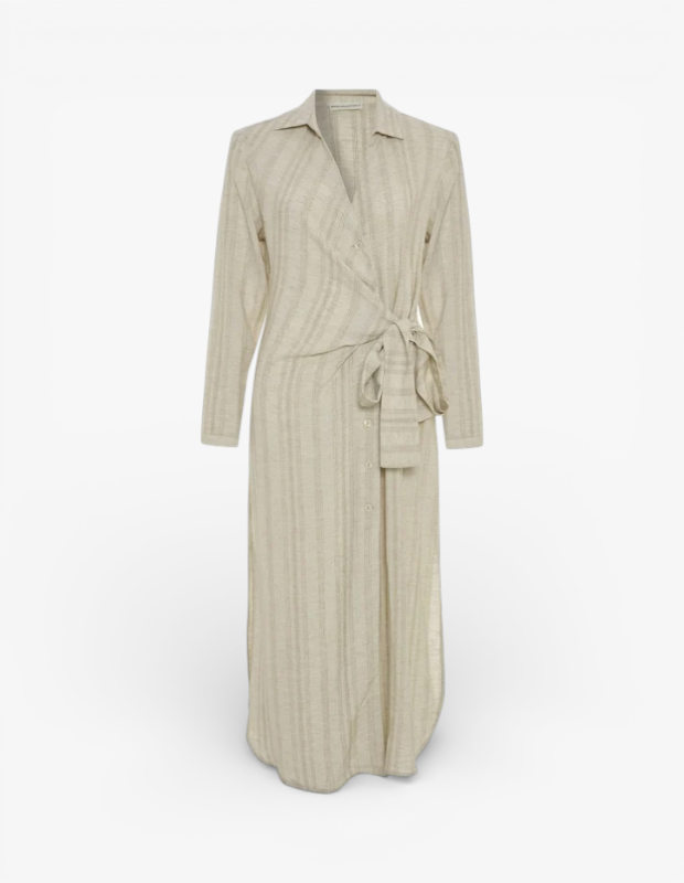 Ürün Cinsiyeti
Kadın
Ürün Tipi
Elbise
Ürün Sezonsallığı
İlkbahar / Yaz
Ürün Çeşidi
Bağlama Detaylı Çizgili Gömlek Elbise
Ürün Özellikleri
Bu Beige‑Brown Stripe Tie‑Front Midi‑Dress tarzı gömlek elbise, bej zemin üzerine ince çizgili tasarımı ve beldeki bağlama detayıyla modern ama rahat bir yaz silueti sunar. %24 keten, %75 viskoz ve %1 metalik iplik karışımı kumaş dokusu hafif ve nefes alabilir bir yapı sağlar; hem günlük şehir stilinde hem hafta sonu aktivitelerinde konforlu kullanıma uygundur. Klasik gömlek yaka tasarımı ve düğmeli ön kapama detayları gömleğin düzenli duruşunu güçlendirirken, bel bağlaması silueti zarifçe vurgular. Diz üstü midi uzunluğu günlük kombinlerde şıklığı pratiklikle birleştirir.
Öne Çıkan Detaylar
Bej zemin üzerine çizgili desen
Belde bağlama detayı
Gömlek yaka
Düğmeli ön kapama
Midi uzunluk
%24 keten, %75 viskoz, %1 metalik iplik kumaş yapısı
Kimler Kullanıyor?
Günlük kombinlerde hem rahatlık hem feminen bir dokunuş arayanlar için ideal. Minimal ama dikkat çekici çizgilerle yaz gardırobunu zenginleştirmek, jean veya sandalet gibi parçalarla gündelik şıklığı tamamlamak isteyenlerin tercihidir; bel bağlama detayı da silueti daha belirgin kılarak modern bir görünüm sağlar.
Bağlama detaylı çizgili gömlek elbise; hafif dokusu ve nötr tonu ile yaz stilinize ferah ve zarif bir ifade katar.
Canlı görünüm ve pratik kullanım özelliğiyle yaz stilini minimalist ama karakterli bir şekilde tamamlar.