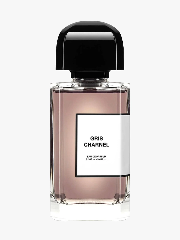 Ürün Cinsiyeti: Erkek Ürün Tipi: Niş Parfüm Ürün Sezonsallığı: Dört Mevsim Ürün Çeşidi: Eau de Parfum Ürün Özellikleri: BDK Parfums Gris Charnel, baharatlı, kremsi ve odunsu notaların kusursuz dengesiyle modern bir niş parfüm yorumudur. İncir, kakule ve sandal ağacı notalarıyla sıcak ama rafine bir karakter sunar. Günlük kullanımdan özel anlara kadar çok yönlü bir koku profiline sahiptir. Öne Çıkan Detaylar: İncir & kakule ağırlıklı yapı Kremamsı ve odunsu denge Modern niş parfüm karakteri Zamansız ve sofistike etki Kimler Kullanıyor? Kokuda zarafet, denge ve modern bir niş yorum arayan; abartıdan uzak ama karakterli parfümleri sevenler için uygundur. BDK Parfums Gris Charnel EDP ile sofistike, modern ve dengeli bir niş parfüm keşfedin.