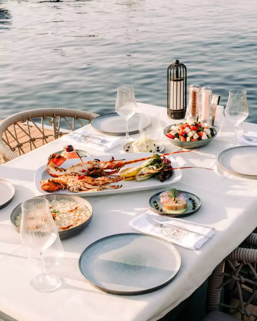 Bodrum'da, pırıl pırıl denizin hemen yanı başında kurulmuş zarif bir masada ızgara ıstakoz, taze Akdeniz salatası, kremalı risotto ve çeşitli lezzetli mezelerle dolu tabaklar, özel bir fine dining akşamını temsil ediyor.